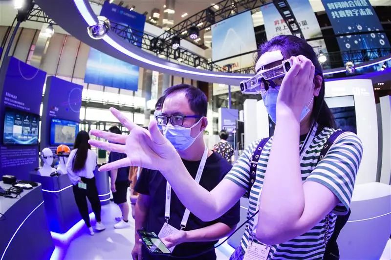 元宇宙照进现实 2024世界人工智能大会上的消费级AR眼镜、孪生数字人与云蹦迪